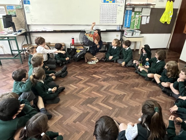 Y1 - PEOPLE CAN BE CREATIVE AND EXPRESS THEMSELVES WITH DIFFERENT MATERIALS